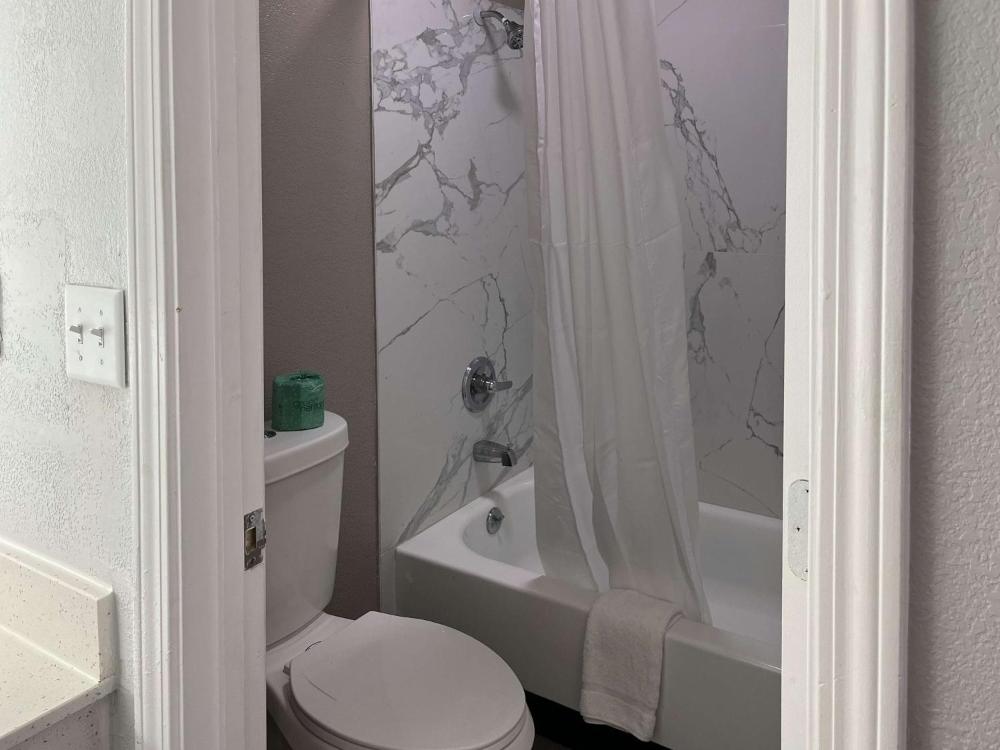 Deluxe King Room - Non-Smoking interior